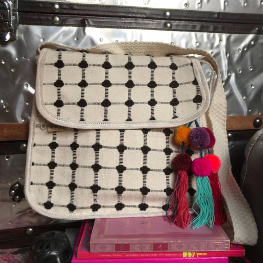 Gridded Messenger Bag with Tassel Mexico - Picture 2 of 8